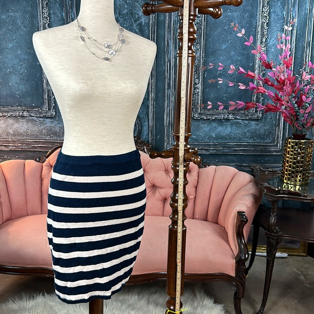 Stretchy skirt, Soft casual,still classy. Navy and off white (Lt. oatmeal shade)